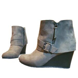 Arizona Jean's Women's Olive Grey Wedge Comfort Boots with Wooden Accents Size 7